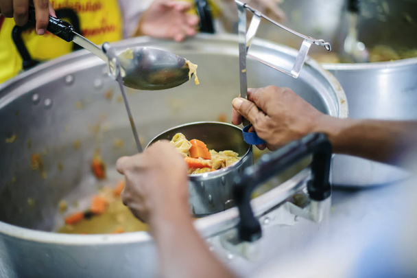 Köyhät jakavat ruokaa varakkailta hyväntekijöiltä: ilmaisen ruokapalvelun käsite
 - Valokuva, kuva