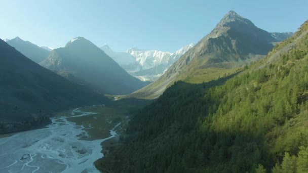 Akkem Lake e Altai Mountains em Sunny Day. A Rússia. Vista aérea
 - Filmagem, Vídeo