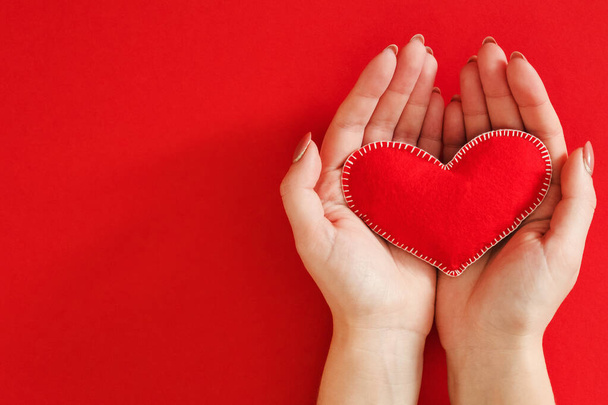 love care protection hands handmade felt heart red - 写真・画像