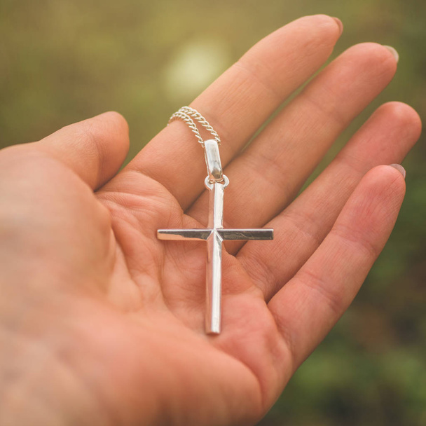 Femme tenant la croix à la main. concept de foi, spiritualité et religion
. - Photo, image