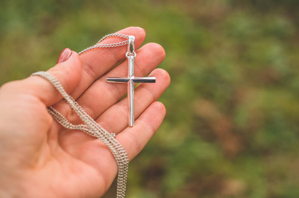 Mujer sosteniendo la cruz. concepto de fe, espiritualidad y religión
.  - Foto, imagen
