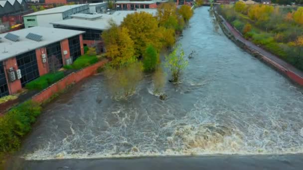 Luchtbeelden van de overstromingen in de Don na hevige regenval... die lokale kantoren en gebouwen in Yorkshire overstroomden en overstroomden. - Video