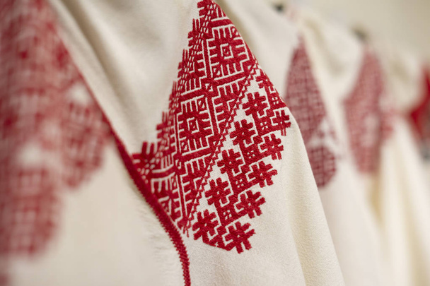 Broderie ukrainienne pour femmes. Motif national brodé sur la manche d'une chemise en lin
. - Photo, image