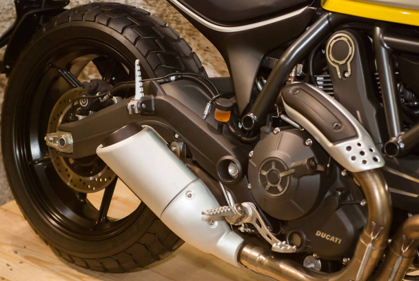roda traseira e detalhes de uma motocicleta esportiva close-up
 - Foto, Imagem