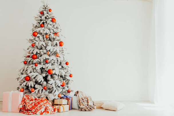 Árbol de Navidad Guirnalda luces año nuevo regalos de vacaciones casa blanca
 - Foto, Imagen