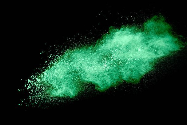 Zöld színű por robbanás felhő fekete hátteren.Zöld por fröccsenés. - Fotó, kép