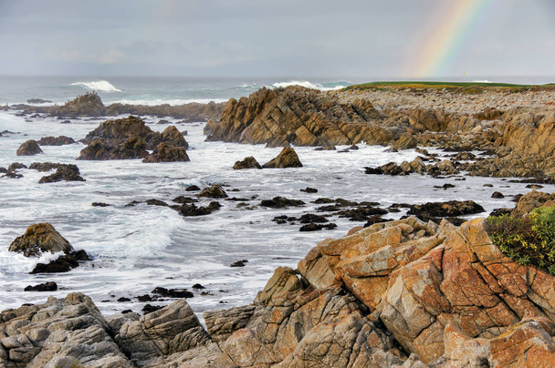 ペブルビーチ近くの太平洋上の虹。アメリカ・カリフォルニア州モントレー郡17マイルドライブ. - 写真・画像