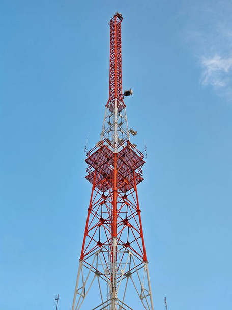 Wieża telekomunikacyjna lub maszt Anteny telewizyjne z chmurą i niebieskim niebem w świetle dziennym ,  - Zdjęcie, obraz