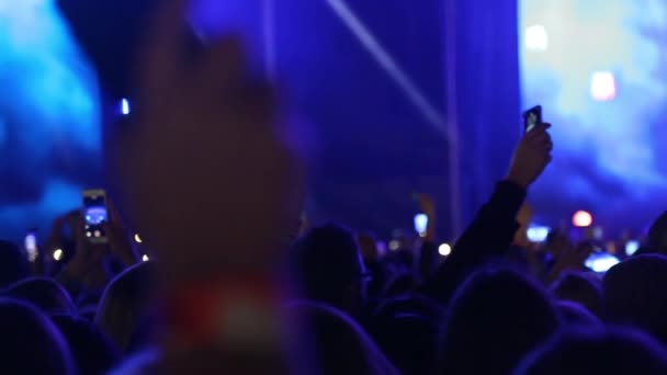 Publiek zwaaiende handen met smartphones en zaklamp - Video