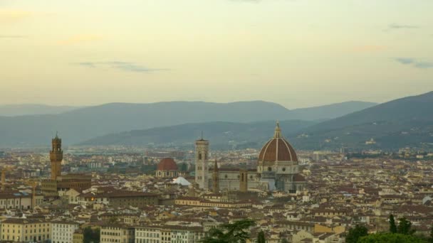 Deze stockvideo toont het tijdsverloop van de stad Florence in Italië. De groothoekfoto toont witte wolken die zich over de uitgestrekte stad bewegen en de nacht die langzaam naar de dag draait..  - Video