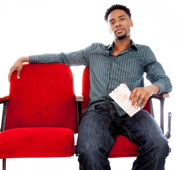 attraktiver afroamerikanischer Mann posiert im Studio - Foto, Bild