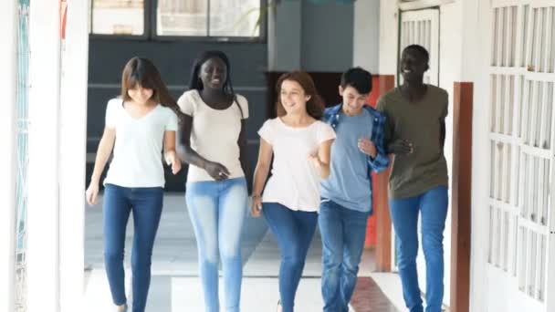 imágenes del grupo de estudiantes caminando en el pasillo en la escuela secundaria - Metraje, vídeo