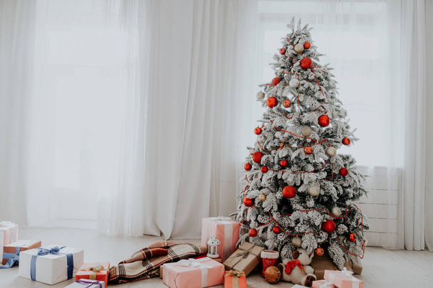 Noel ağacı beyaz oda hediyeler yeni yılda iç - Fotoğraf, Görsel