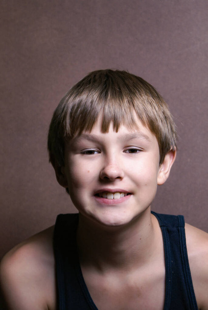 Bonito menino pré-adolescente sorrindo para a câmera
 - Foto, Imagem