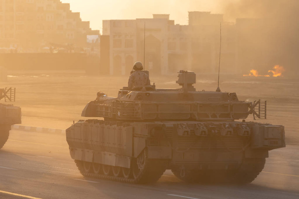 Panzerfahrzeuge der Armee fahren die Straße hinunter, Gewehre und Militärpersonal zielen und schießen. Militär- und Kriegsbegriff von Macht, Gewalt, Stärke. - Foto, Bild
