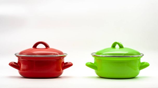 kleurrijke kookpot op witte achtergrond - Foto, afbeelding