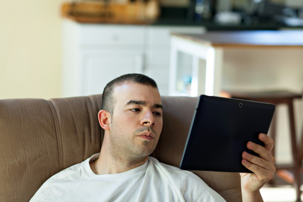 Homme lisant une tablette
 - Photo, image