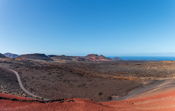 színes vulkanikus táj a Timanfaya Nemzeti Parkban, Montanas del fuego, Lanzarote, Kanári-szigetek - Fotó, kép