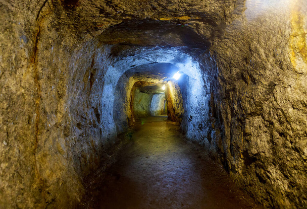 Mina túnel subterráneo con luces
 - Foto, Imagen