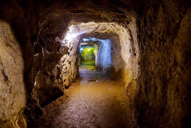 Υπόγειο πέρασμα ορυχείου με φως - Φωτογραφία, εικόνα