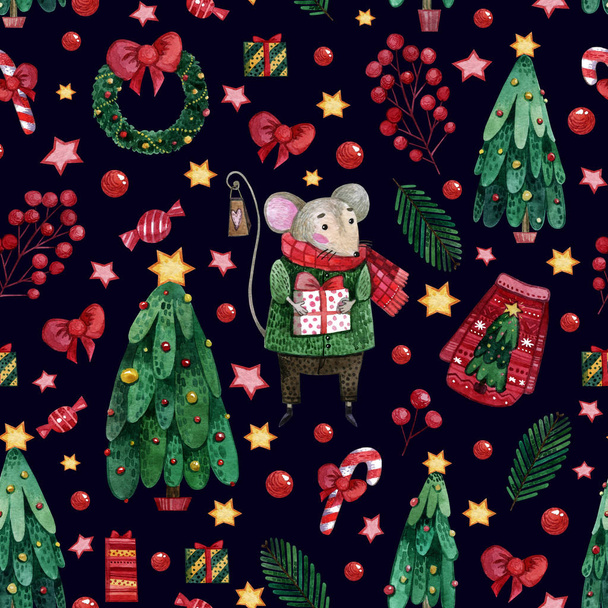 Akwarela bezszwowy wzór z myszy w zielonym swetrze na tle prezentów, gałęzie drzew, słodycze i wieńce. Ilustracja na ciemnoniebieskim tle  - Zdjęcie, obraz