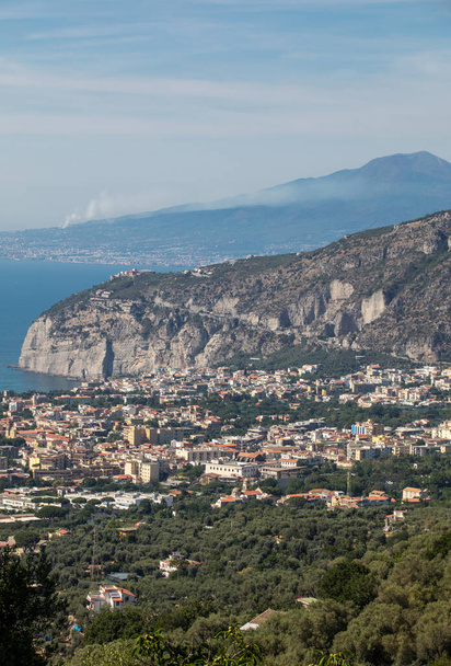 Sorrento. De Italia. Vista aérea de Sorrento y la Bahía de Nápoles
.  - Foto, Imagen