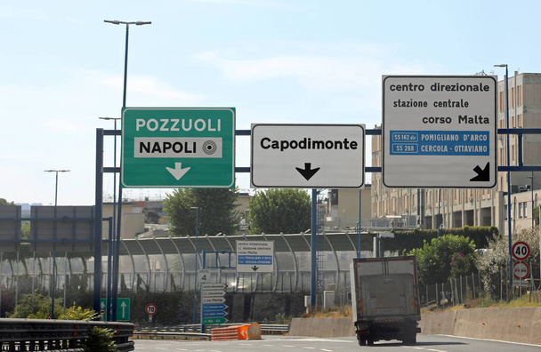 Señal de tráfico italiana para ir a Nápoles o Pozzuoli
 - Foto, Imagen