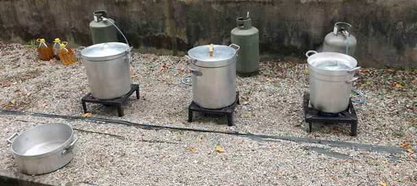 grands pots sur la cuisine extérieure
 - Photo, image