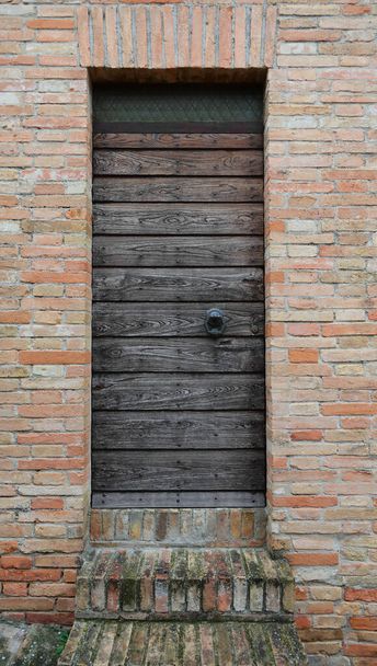 l'antica porta in legno è chiusa
 - Foto, immagini