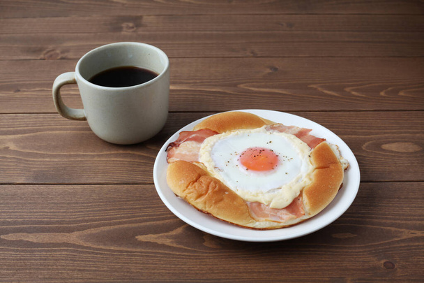 μπέικον αυγό ψωμί στο πιάτο και ζεστό καφέ απομονώνονται σε λευκό φόντο - Φωτογραφία, εικόνα