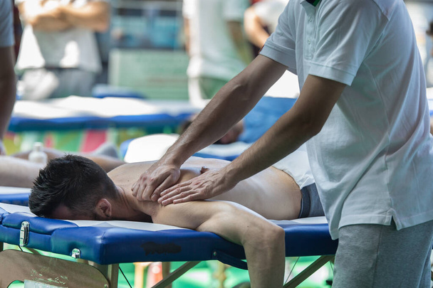 Massage professionnel des épaules de l'athlète au lit après une activité physique sportive
 - Photo, image