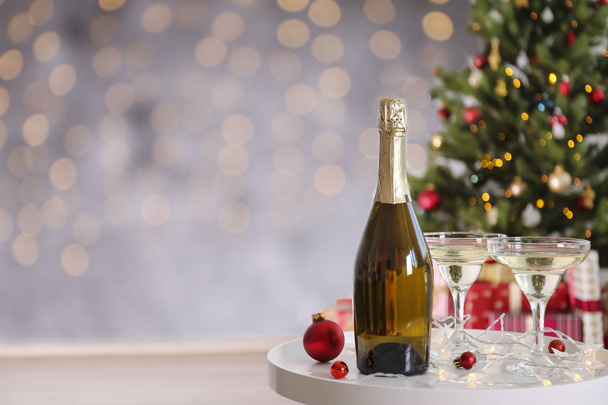 Bebida tradicional de champán para la celebración de año nuevo con dos copas
. - Foto, Imagen