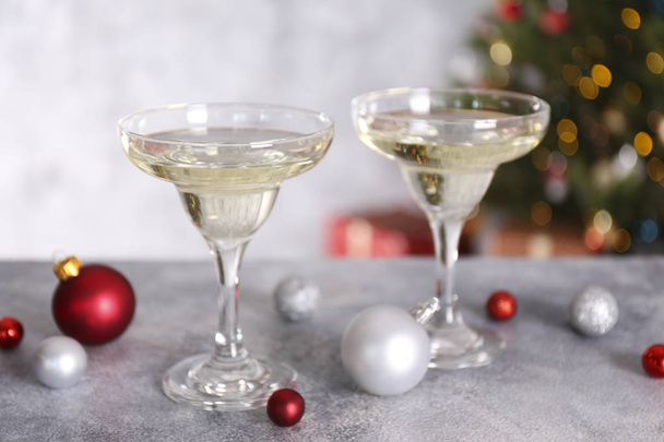 Boisson au champagne traditionnelle pour la célébration du Nouvel An avec deux verres
. - Photo, image