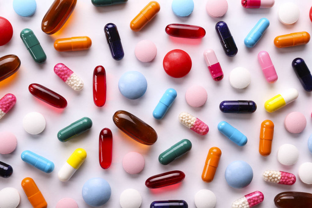 Wiele tabletek o różnym kształcie i kolorze do różnych celów. - Zdjęcie, obraz