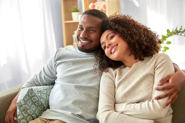 happy african american couple hugging at home - Foto, afbeelding