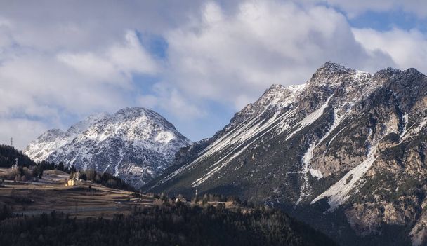 Bormio, Ιταλία, Ιανουάριος 2019: Μικρό ορεινό χωριό με εκκλησία στο Bormio, Ιταλία. - Φωτογραφία, εικόνα