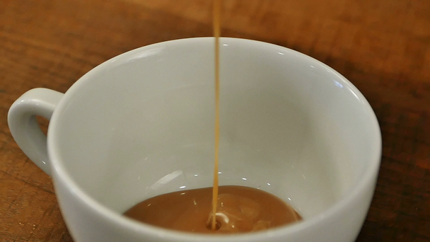 Nalít sladký karamelový sirop na kávu - Záběry, video