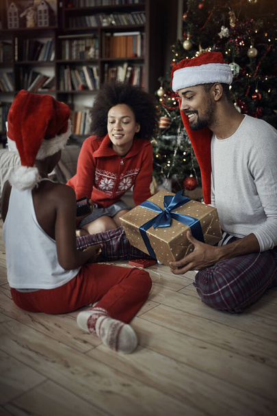  African American family opening presents on Christmas morning  - Foto, Imagen