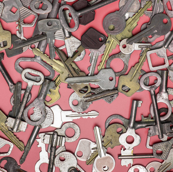 Toetsen ingesteld op roze achtergrond. Deurslot sleutels en kluizen voor een goede - Foto, afbeelding