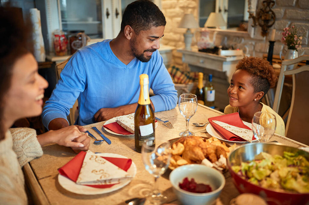 glücklich amerikanische Familie Essen Weihnachten traditionelles Essen zu Hause feiern Heiligabend  - Foto, Bild