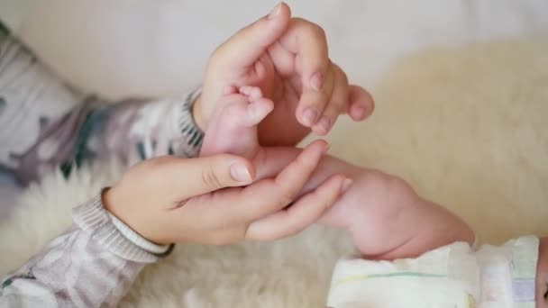 moeder beroert haar pasgeboren babys voeten - Video