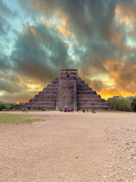auringonlasku chichen Itzassa Meksikossa
 - Valokuva, kuva