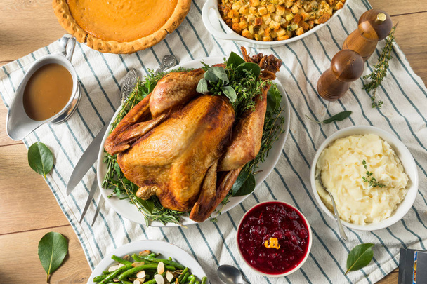 Homemade Thanksgiving Turkey Dinner with Potatoes - Foto, afbeelding