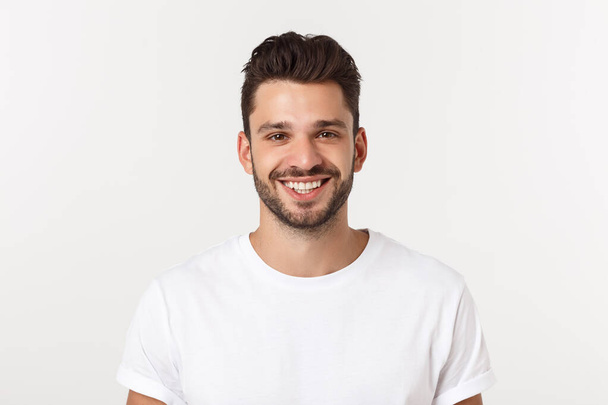 Retrato de un joven guapo sonriendo sobre fondo amarillo
 - Foto, imagen