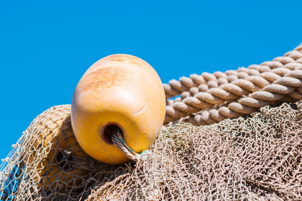 Рибальські сітки з буєм і мотузкою. Морський фон
 - Фото, зображення