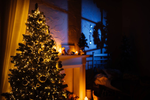 New Year 2020 interior with candles, bulbs and bokeh - Photo, Image