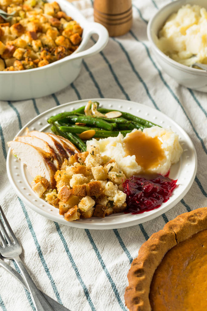 Homemade Thanksgiving Turkey Dinner with Stuffing Potatoes - Foto, afbeelding