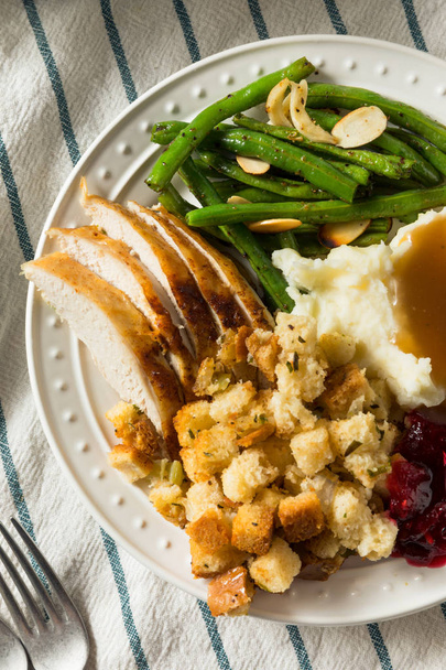Homemade Thanksgiving Turkey Dinner with Stuffing Potatoes - Foto, afbeelding