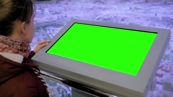 Concept d'écran vert - femme regardant le kiosque d'affichage vert interactif vierge - Séquence, vidéo