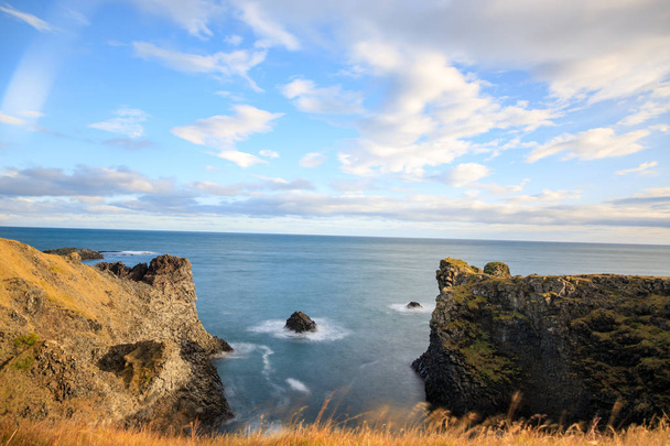 Costa occidentale scogliere del mare della penisola di Snaefellsnes in Islanda in
 - Foto, immagini